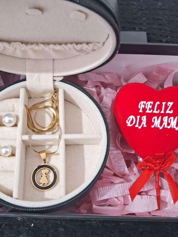 10 CAJA CON ALHAJERO, CARAVANAS Y COLLAR CON NIÑO PARA MAMA